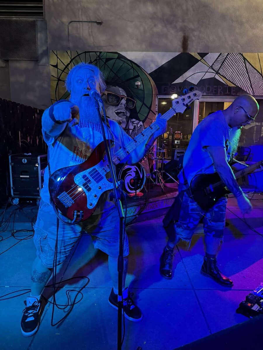Stan Cartright performing live