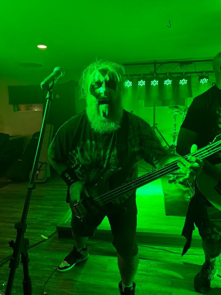Stan Cartright performing live
