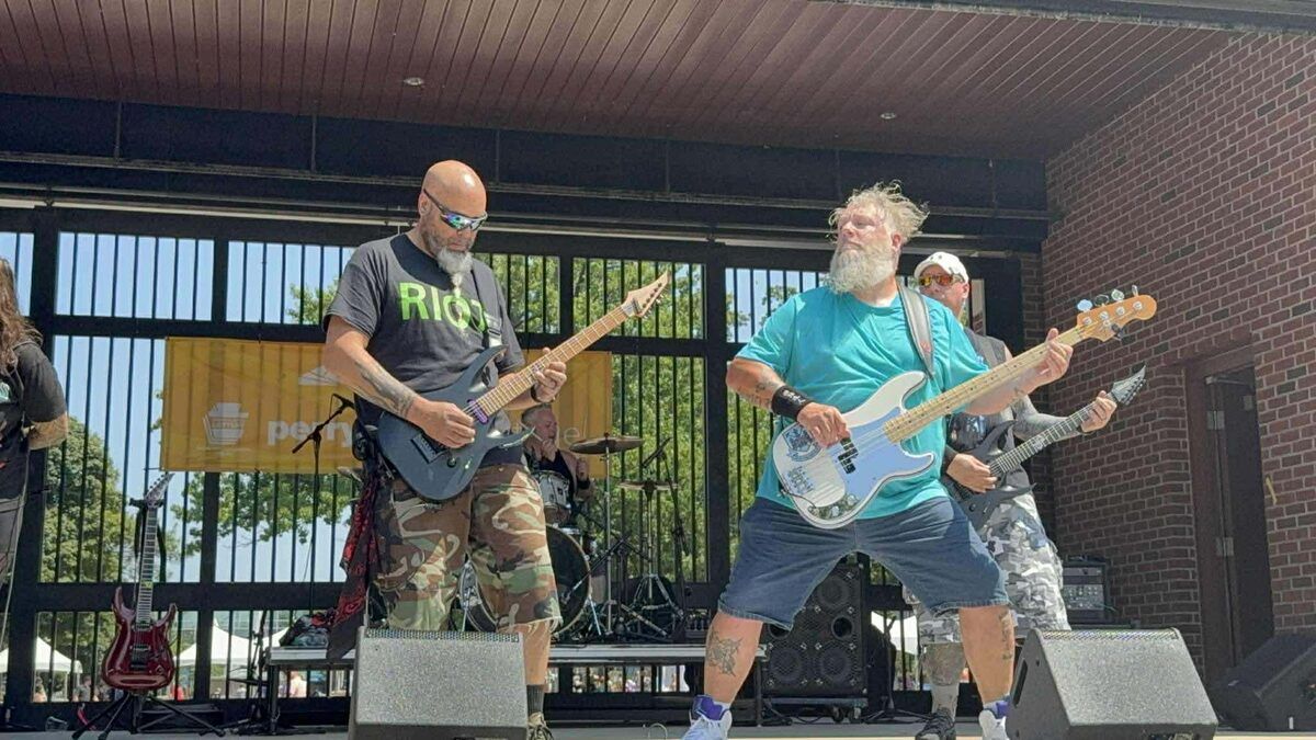 Stan Cartright performing live