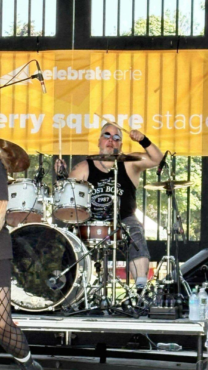 Ron Dickum performing