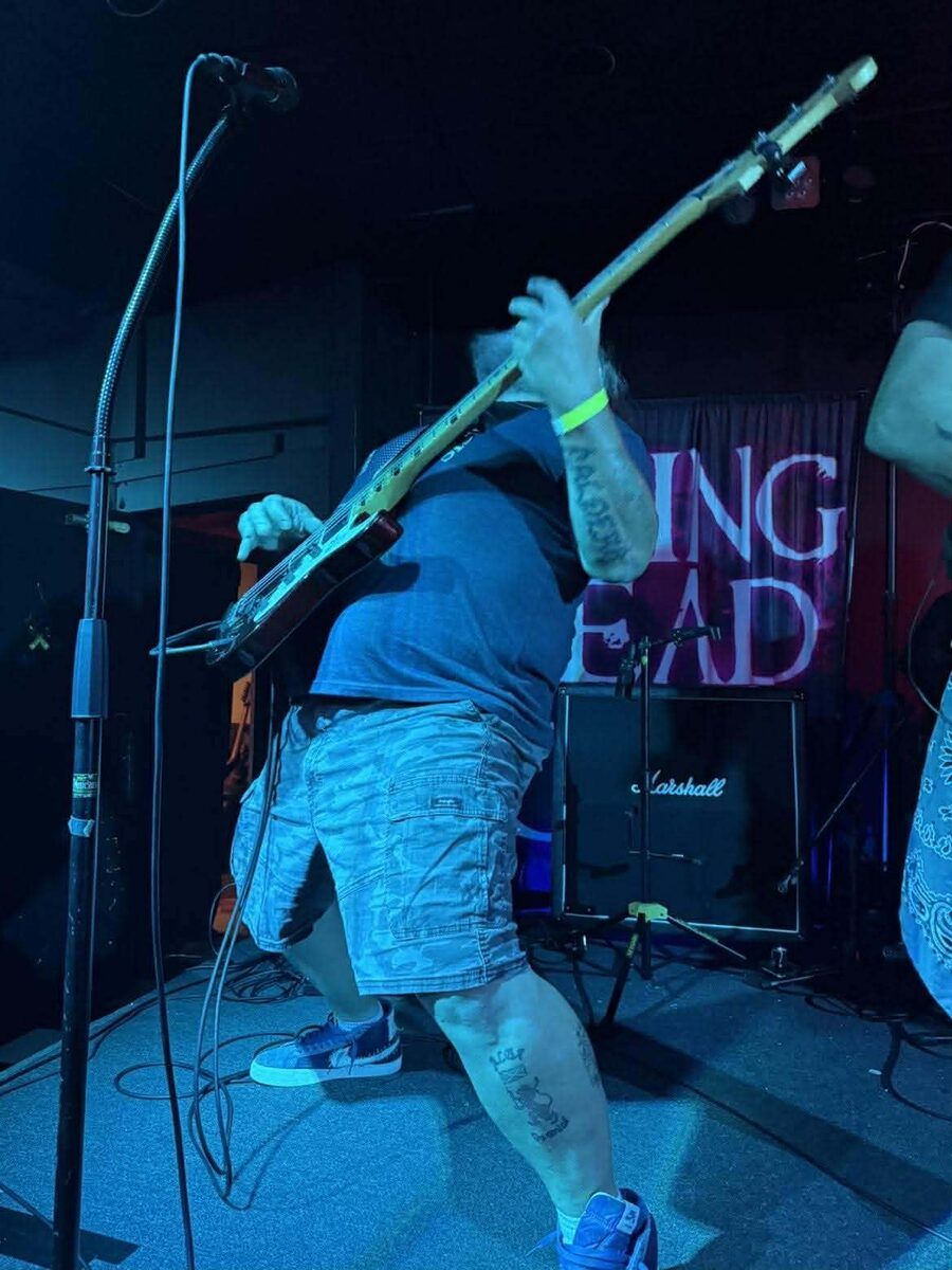 Stan Cartright performing live